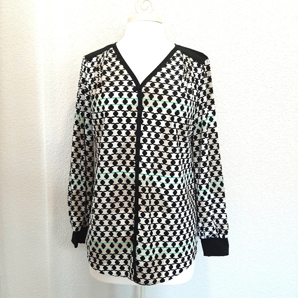 Style & Co. Tops - ⭐️5/$20 Stlye & Co. Black Geometric Long Sleeve Tunic